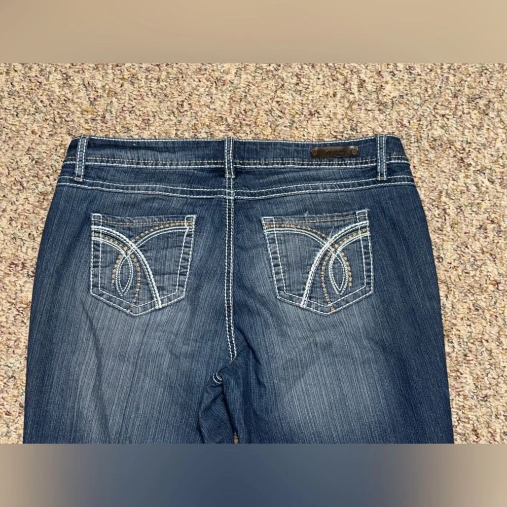 Women's size 12 Royalty by YMI Blue Cropped Jeans capris‎